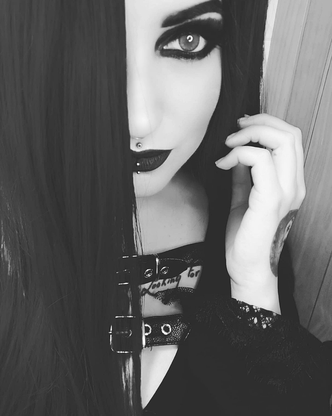 Really happy with my read goth make up today. Also why is there no metal  girl sub Reddit's? 🤨 : r/GothStyle