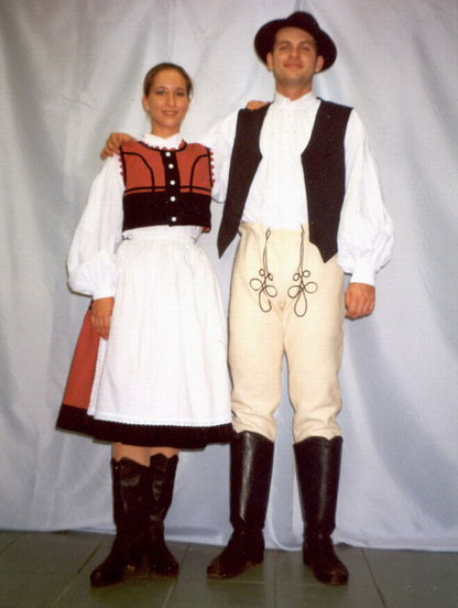 nat_clothing's tweet photo. Hungarian Székely traditional dress. This ethnic group has cute folk clothing https://t.co/7ojBjsDlEG
#HungarianSzékely #Hungary #Székely #Székely_folk_dress #gatya #harisnya #broadclothhose #zeke #szokmány #cedele #bámbán #bundamellény #sheepskinvest #szokmány #kurti #csepesz https://t.co/KEDBUFyAYn