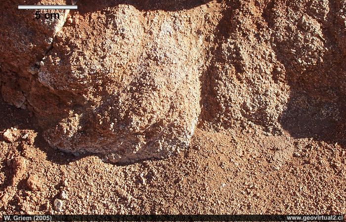 Si os fijáis en esta foto de  https://www.geovirtual2.cl/  veréis que en contacto con el aire o el agua el granito se desagrega.Es decir, los granos de sus componentes tienden a separarse.Se descompone en granos sueltos, empezando por el mineral más débil.