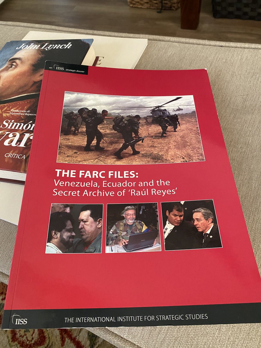 ernestoyamhure's tweet photo. Alguien que le diga al senador Cepeda que los correos que están en este libro no son documentos de Word... Se trata de documentos cuya veracidad fue certificada por @INTERPOL_HQ https://t.co/jk3ZtqBgzy