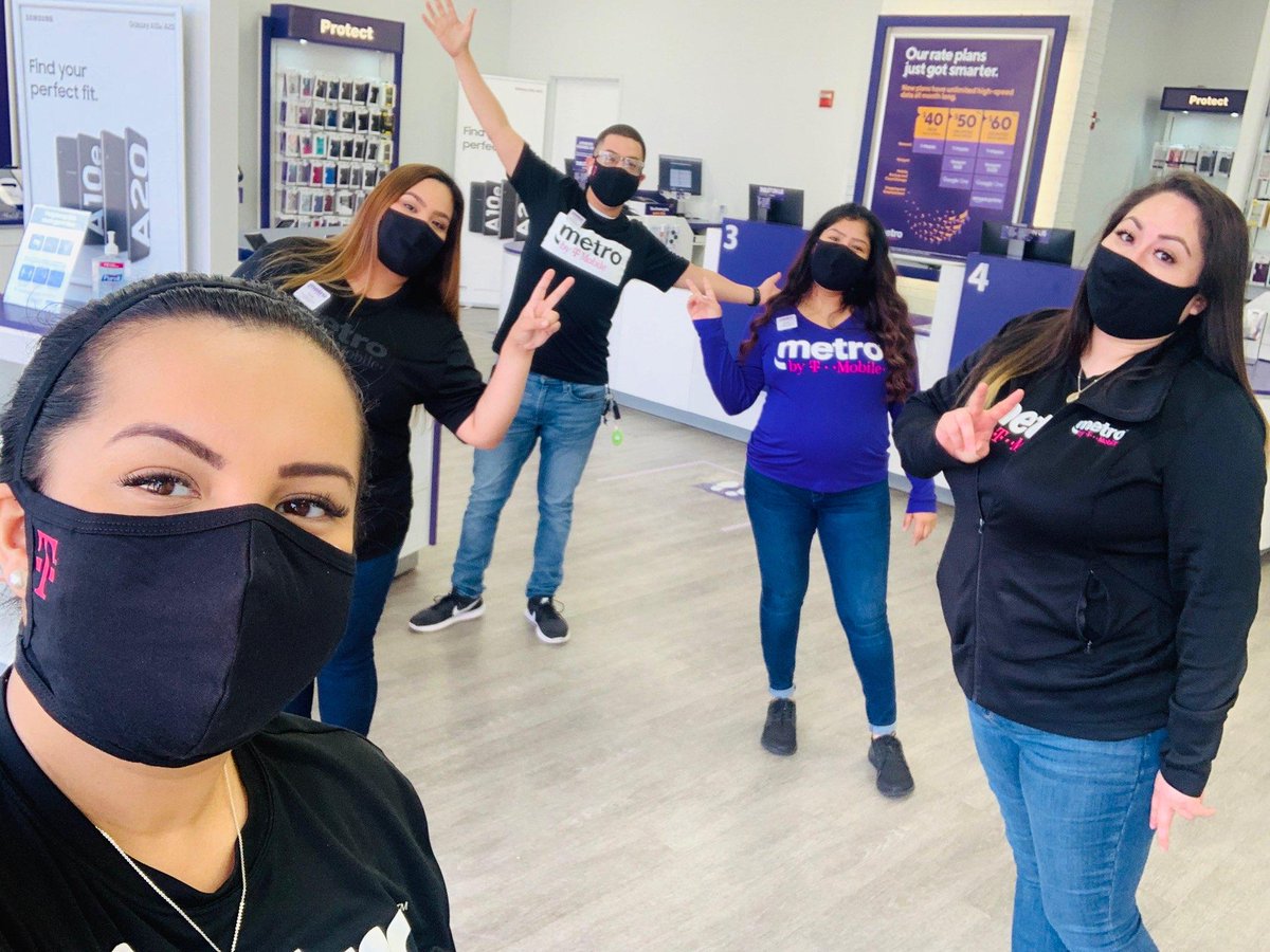 Lisafrommetro's tweet photo. Quick selfie with the team 😊 @WendyGomez0223 https://t.co/0t2q7sbgpK