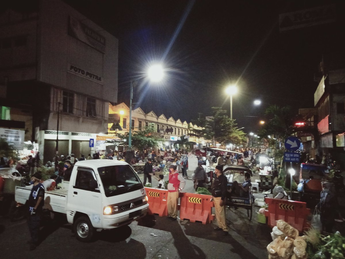 YudhaSKAlatiga's tweet photo. SALATIGA 
4+AM 
Saturday Wage 
23 Mei 2020 
#MorningMarket 
#PasarPagi 
#YoWesSori 
#salatiga 
#COVIDー19 https://t.co/tlMOZJWBgt