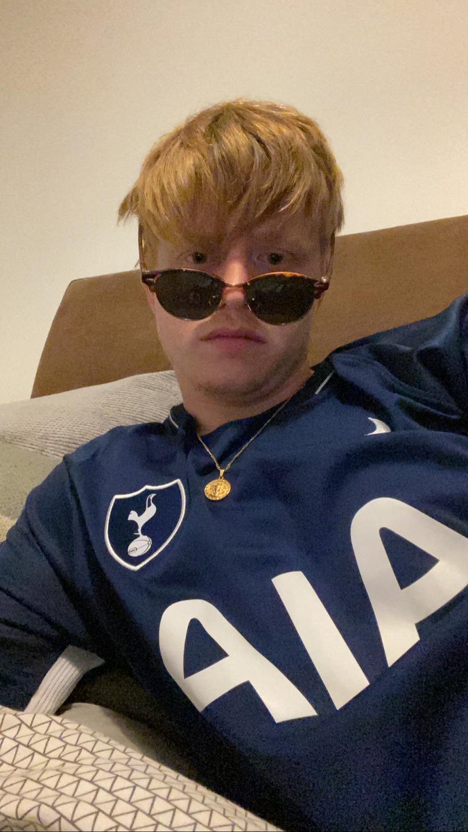 This guy slaps your girls ass, wyd????