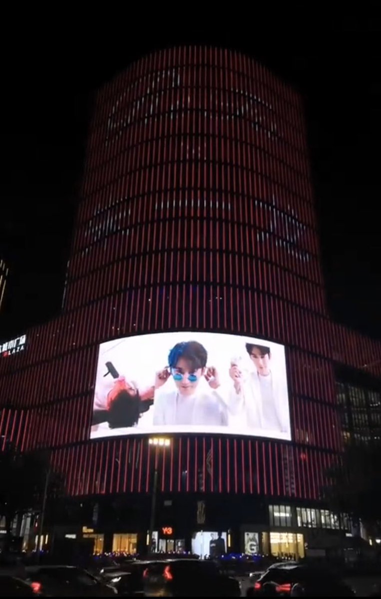 (3) ReFaCan you imagine seeing ReFa ads this big in person??? CAN YOU?????If you wanna see the extremely questionable ad playing on the giant screen in pic no.3...click at your own risk... https://m.weibo.cn/5835630691/4504992743325755