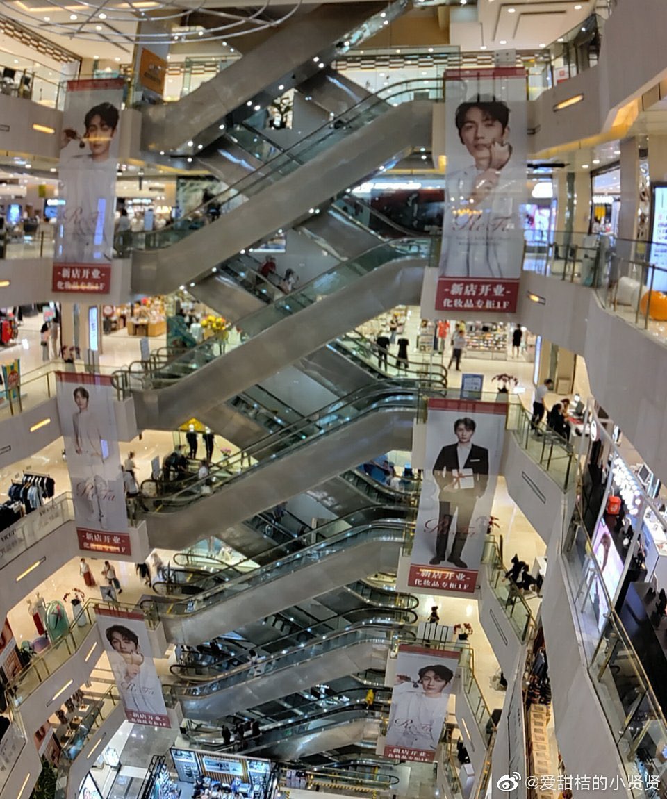 (3) ReFaCan you imagine seeing ReFa ads this big in person??? CAN YOU?????If you wanna see the extremely questionable ad playing on the giant screen in pic no.3...click at your own risk... https://m.weibo.cn/5835630691/4504992743325755