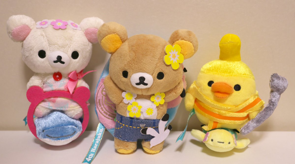 Takatan リラックマストア原宿店4周年ぬいぐるみ 世界のリラックマ ハワイ リラックマは大きなサーフボードで横になってる感じ コリラックマはイルカに乗っているようです そしてキイロイトリはカメハメハ大王になってカメに乗っています 4枚目は同時