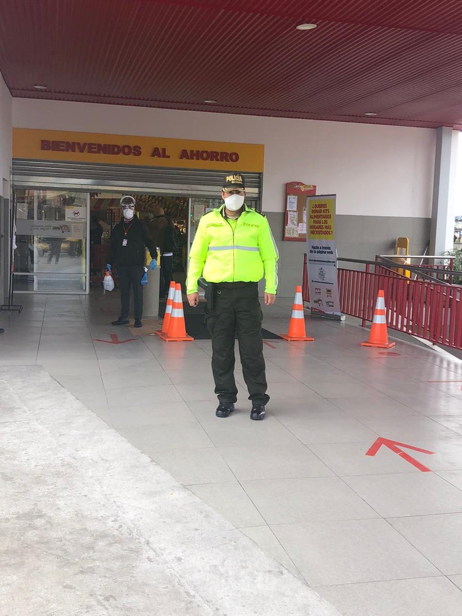 PoliciaEcuador's tweet photo. 👮🏻♂️🚔Realizamos patrullajes preventivos e informamos y concientizamos a la ciudadana sobre el distanciamiento social y las medidas preventivas ante la emergencia sanitaria en el #DistLosChillos, #DistCalderón, #DistQuitumbe, #DMQ.
#TrabajamosPorTuSeguridad https://t.co/aX4cfKm1GH