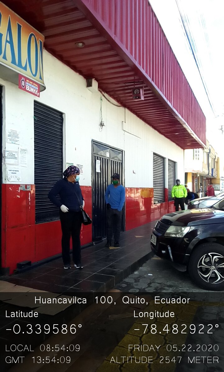 PoliciaEcuador's tweet photo. 👮🏻♂️🚔Realizamos patrullajes preventivos e informamos y concientizamos a la ciudadana sobre el distanciamiento social y las medidas preventivas ante la emergencia sanitaria en el #DistLosChillos, #DistCalderón, #DistQuitumbe, #DMQ.
#TrabajamosPorTuSeguridad https://t.co/aX4cfKm1GH