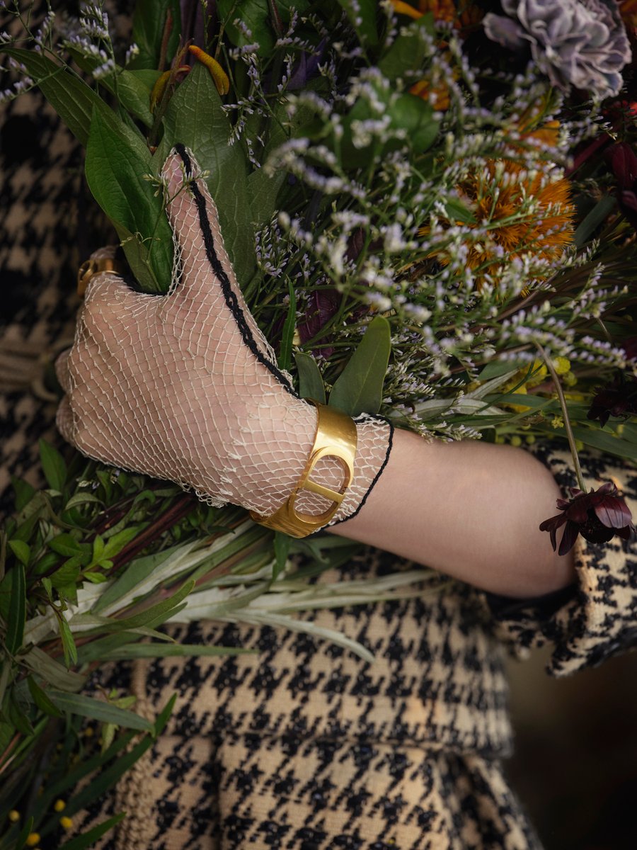 Dior's tweet photo. A highly-focused attention to detail sets the #DiorSS20 collection by Maria Grazia Chiuri https://t.co/3iEZMJqGqn apart - whether it’s the 'Microcannage' of a #Dior30Montaigne bag or its signature initials gracefully wrapping around a finger as a strikingly modern ring. https://t.co/p8KyzVymOI
