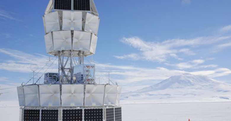 مجموعة من علماء ناسا كانوا يعملون على تجربة في القارة القطبية الجنوبيّة باسم «ANITA»، وهي تجربة للكشف عن الأشعة الكونيّة. وجدت ناسا على جسيمات غريبة، بفيزياء مختلف تمامًا. وجدت رياحًا قويّة لجسيمات عالية الطاقة تأتي من الفضاء الخارجي.