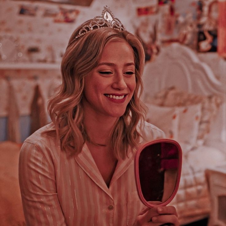 wttpadgoals's tweet photo. Queen Elizabeth 👑❤️👉🏻👈🏻
#Riverdale #bettycooper #LiliReinhart https://t.co/txqAvBAY5b