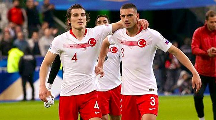 Syncaglarr's tweet photo. Not Pique and Ramos 
Merih and Çağlar
@Merihdemiral 
@3gerardpique
@SergioRamos https://t.co/6Z9tAV2Fu4