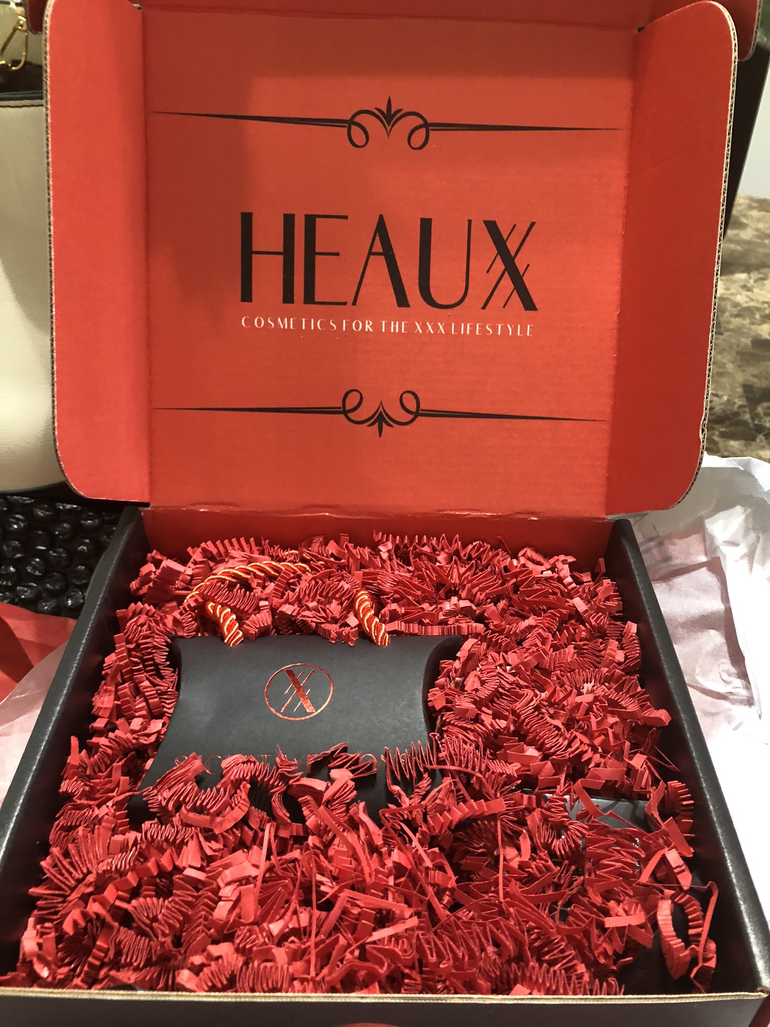1 pic. Can we just talk about how perfect @HeauxCosmetics packaging is 😍 https://t.co/WEYEfb4RIx