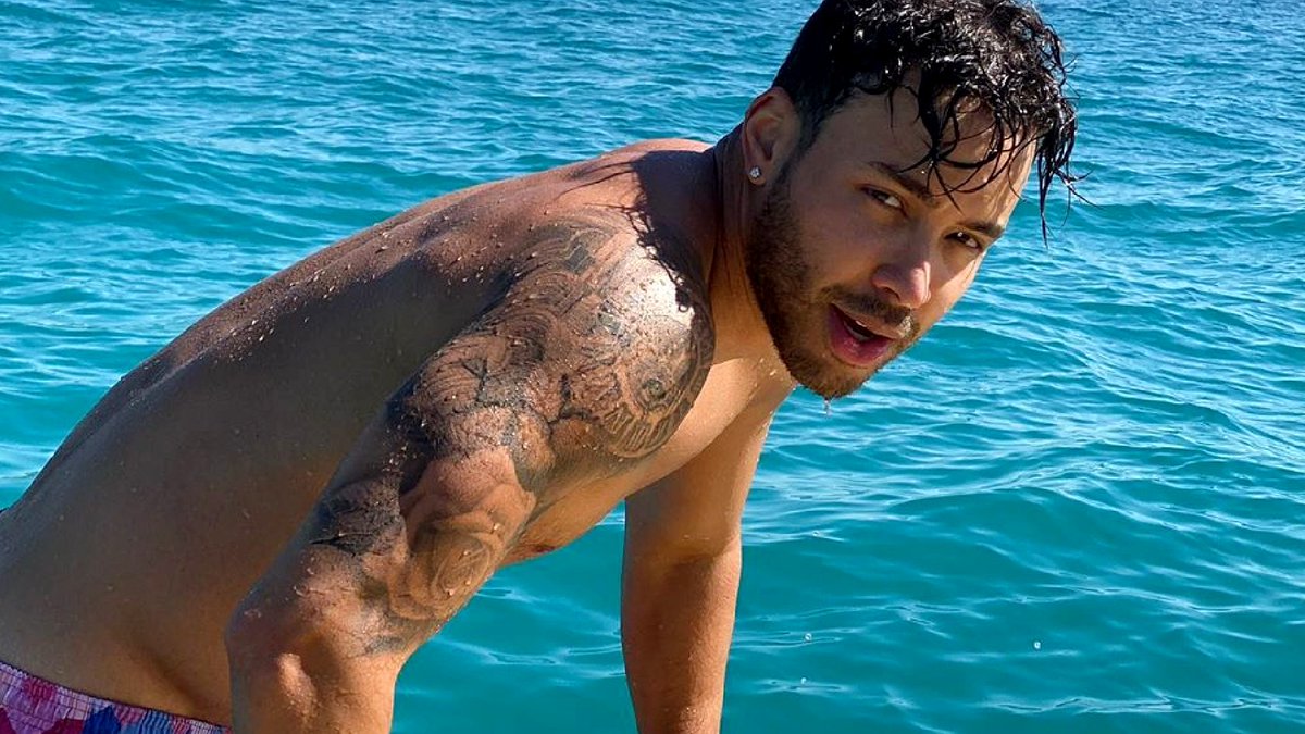 #PrinceRoyce con el pretexto de presumir sus tatuajes enseña de más https:/...