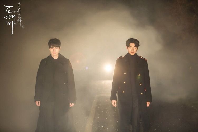 noonaofkdrama's tweet photo. Can’t help but share~~ 
#TheKingEternalMonarch #Goblin 

The King saving                      Goblin saving 
his queen                                 his bride https://t.co/z0CpIHjX46