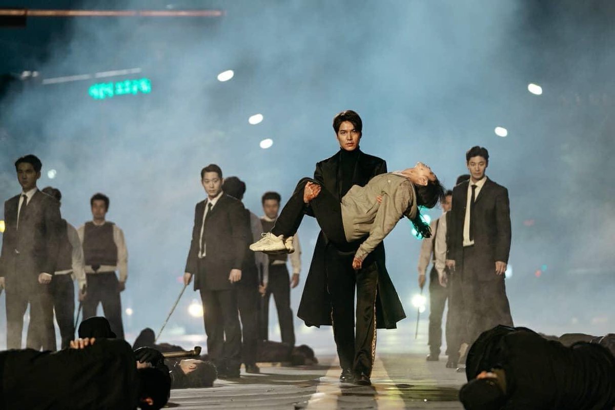 noonaofkdrama's tweet photo. Can’t help but share~~ 
#TheKingEternalMonarch #Goblin 

The King saving                      Goblin saving 
his queen                                 his bride https://t.co/z0CpIHjX46