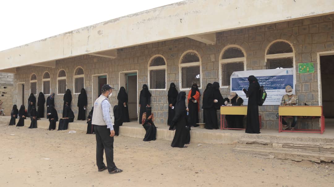 SFDYemen's tweet photo. Thru #YECRP, #SFDYemen scaled up partnership with local #DevEcon structures notably @Alamalbank with whom we completed today the delivery of #Cash_Transfer to 48,000 beneficiaries & community educators in 5 districts of #Alhodeida #Yemen.
Supported by @WorldBankMENA
& @UNDPYemen https://t.co/E1g8UGVe8f