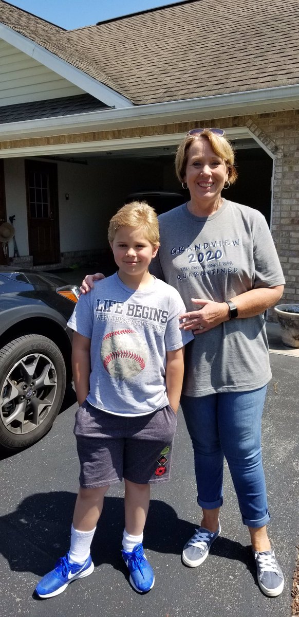 I loved seeing my 3rd graders today! I hope everyone has a safe and healthy summer break! Then I come home and have 2 visitors! Thank you Sean for my beautiful flower and Kelsie for my wonderful lotions and polish! Educatingeagles <a href="/GrandviewES/">Grandview School</a>