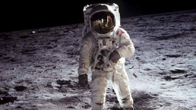CUALIDADES_D's tweet photo. El objetivo del Apolo 11 fue lograr que un ser humano caminara en la superficie de la Luna. La misión llegó a la superficie lunar el 20 de julio de 1969 y al día siguiente logró que dos astronautas (Armstrong y Aldrin) caminaran sobre la superficie lunar. https://t.co/TlFOpJX4wI