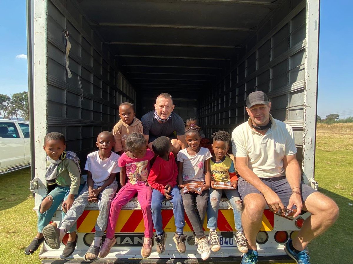 TerrasComms's tweet photo. #TheOneCupofPap legendary team having a blast with the kids today. #greatjob @NtandoTrevor @stranners @WarrenBroz @DvH09 #StuartBerry #wayneboardman https://t.co/ha3DYcKxW2