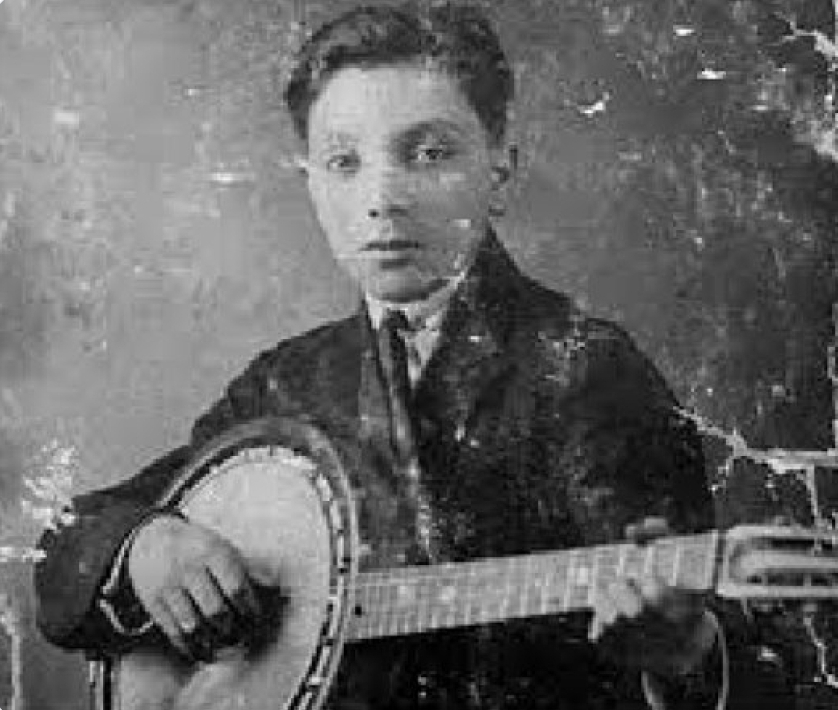 Ben presto ci spostammo in Francia.Ed è lì che sono cresciuto.Mia madre era una danzatrice zingara Manouche e mio padre, Jean-Eugène Weiss,suonava, intrecciava panieri e aggiustava strumenti. Anch'io avevo una dote. Ero portato per la musica e suonavo il banjo in modo divino.