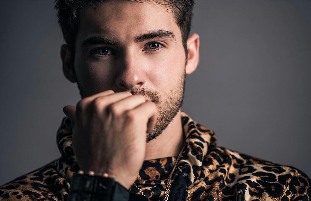 HendersonKol's tweet photo. ❛Kᴏʟ Hᴇɴᴅᴇʀsᴏɴ. 

 "Lινιηg ιѕ єαѕу ωιтн єуєѕ cƖσѕєɗ."

⇁ Vɪᴀᴊᴇʀᴏ ɪɴᴄᴀɴsᴀʙʟᴇ.
⇁ Aᴍᴀɴᴛᴇ ᴅᴇ ʟᴏs ʟɪʙʀᴏs﹐ ᴇʟ ᴀʀᴛᴇ ʏ ᴇʟ    
     ᴄᴀғᴇ́. 
⇁ Rᴏʟ ᴍᴇᴅɪᴏ ʏ ᴇxᴛᴇɴsᴏ.
⇁ Fʀᴇᴇʀᴏʟ﹐sᴇxʀᴏʟ.

╰ • ¿ ↻ or ♡ ? https://t.co/a2RSl1IlTy