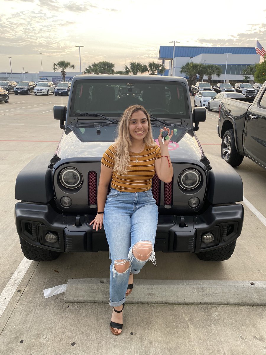 ale_andradeee_'s tweet photo. An official Jeep owner! No words to describe how bless I am to be able to have put my own down payment for my dream car at 18 years old. Extremely grateful for my supportive parents that made this and everything I have possible, and to God himself for this blessing🤍 https://t.co/Iqzf80AbIh