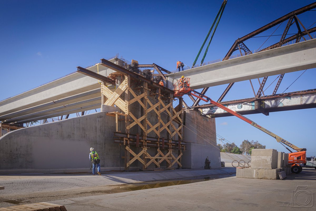 thebiggreenw's tweet photo. Great look at the @ocstreetcar Structures Team installing precast concrete girders for the Santa Ana River Bridge! #WalshAtWork #OrangeCounty 

📸: @MichaeleStern https://t.co/nzcE00AMus