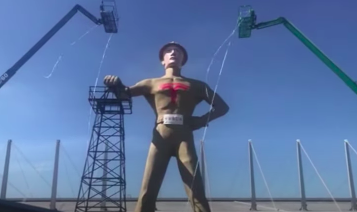 NASAWatch's tweet photo. WRT the giant @ElonMusk statue thing that is being erected in Tulsa, Oklahoma #TulsaforTesla
Just sayin' #Gort https://t.co/VIsv60cHIz