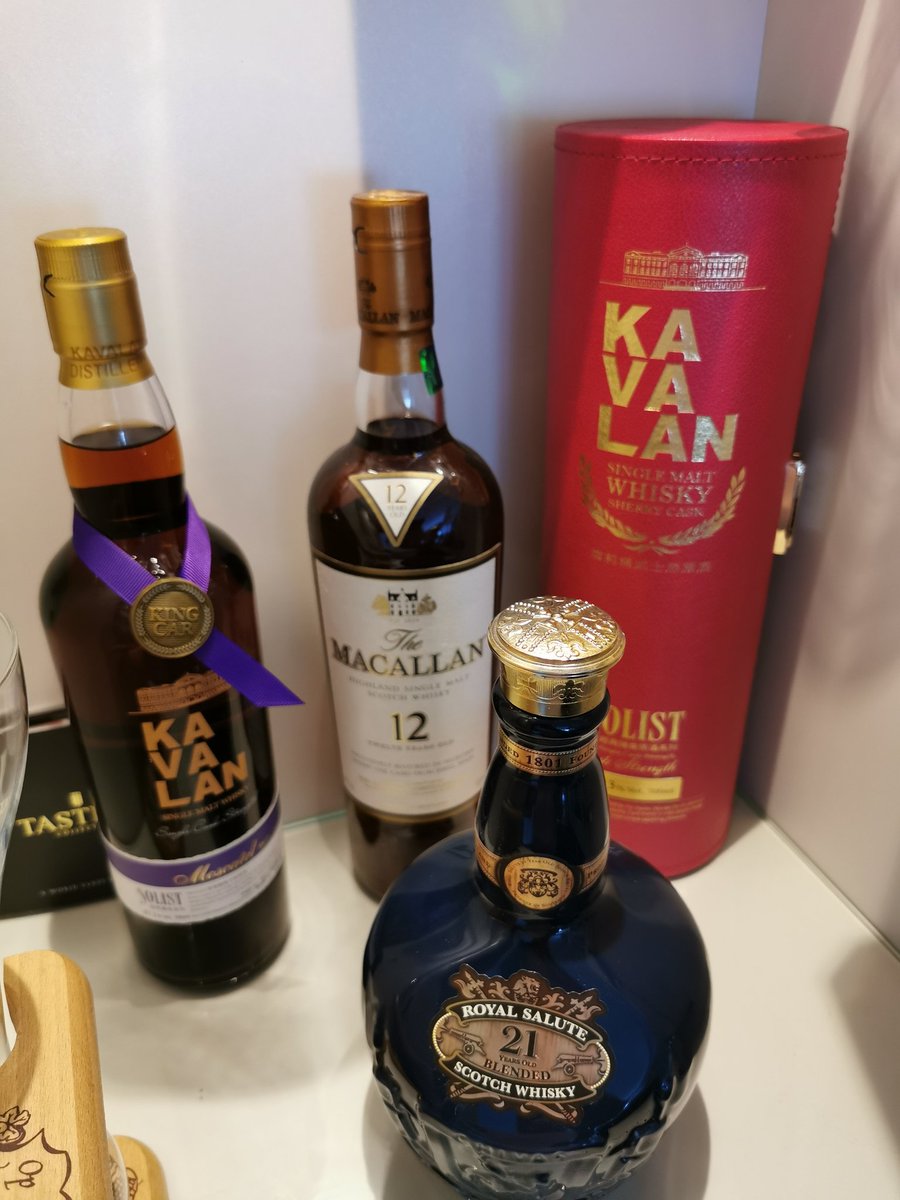SerTheFun's tweet photo. Keuzes keuzes... #zeiklozevrijdagavond #proost Tweeps. En natuurlijk mijn favo #topTweeps.
Welke fles zal ik eens openmaken? https://t.co/YEZRyjn6Qy