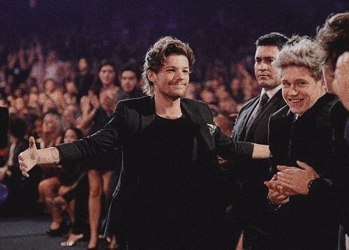 — louis tomlinson looking at harry styles but his smile grows bigger as you scroll down; a thread. 