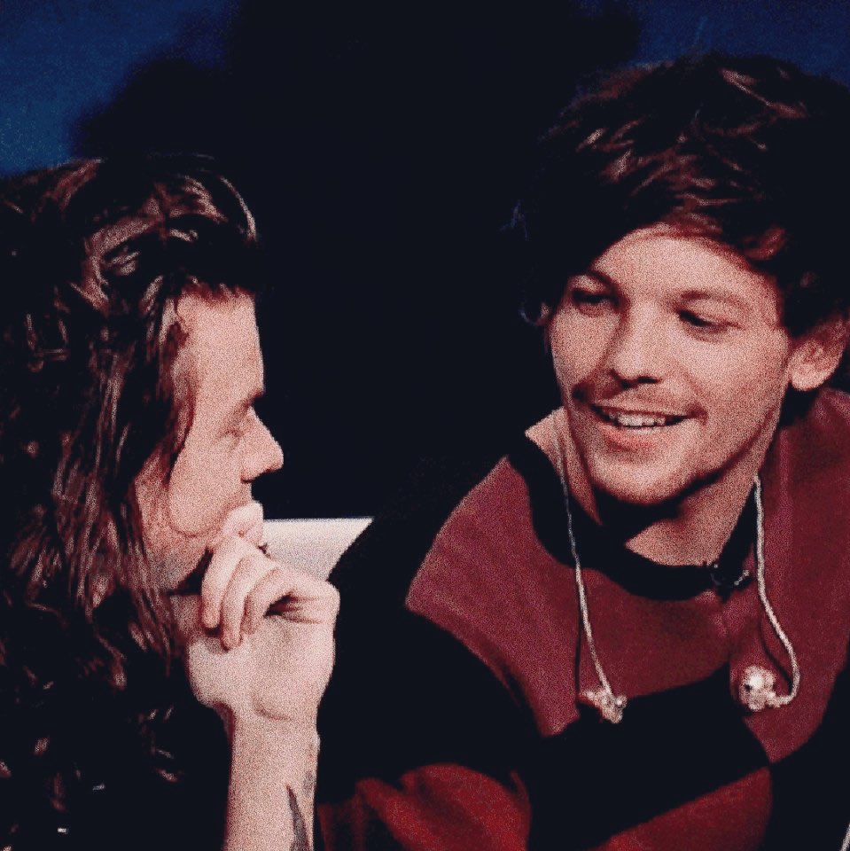 — louis tomlinson looking at harry styles but his smile grows bigger as you scroll down; a thread. 
