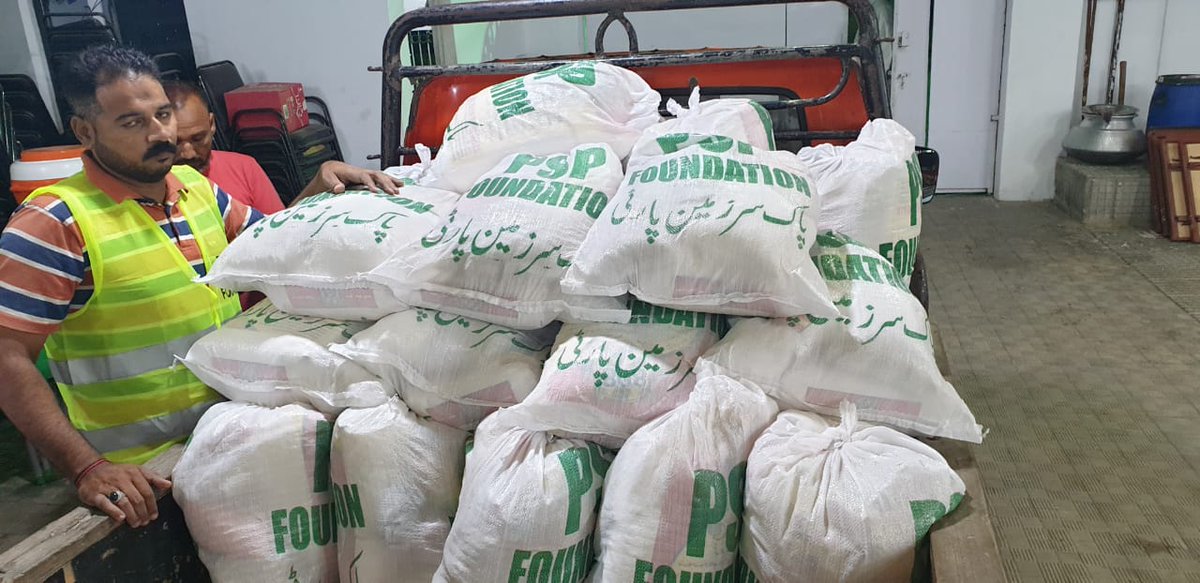 MQMPUpdates's tweet photo. پی ایس پی فاؤنڈیشن کے مرکزی دفتر پاکستان ہاوُس سے رمضان المبارک میں ریلیف سرگرمیاں جاری مرکزی دفتر سے کورنگی ٹاؤن کی میر عالم برادری کیلئے امدادی راشن روانہ۔ (22.05.20)

@PSPFoundation_ 
#PSPFoundation #Ramadhan https://t.co/18Pt7SSWaF