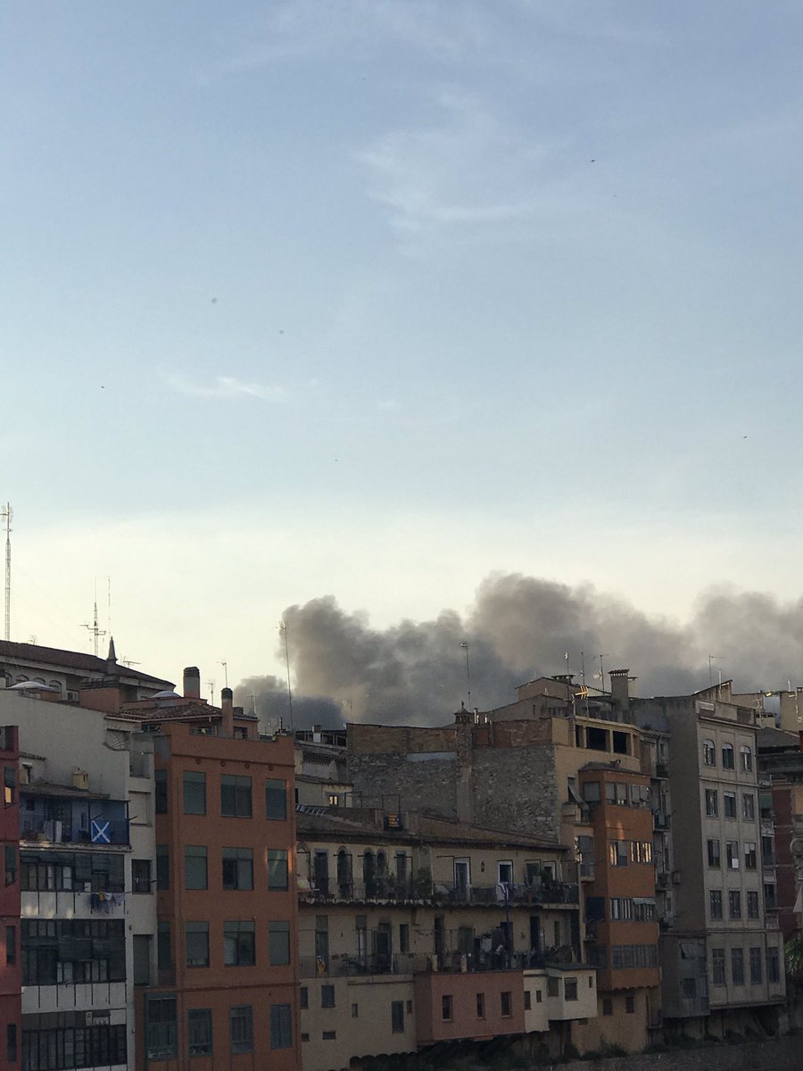 vkalaydjian's tweet photo. Ara mateix des de La Ramba: #incendi potser? @bomberscat @bombersgirona_ #Girona https://t.co/xQvOLgMSkJ