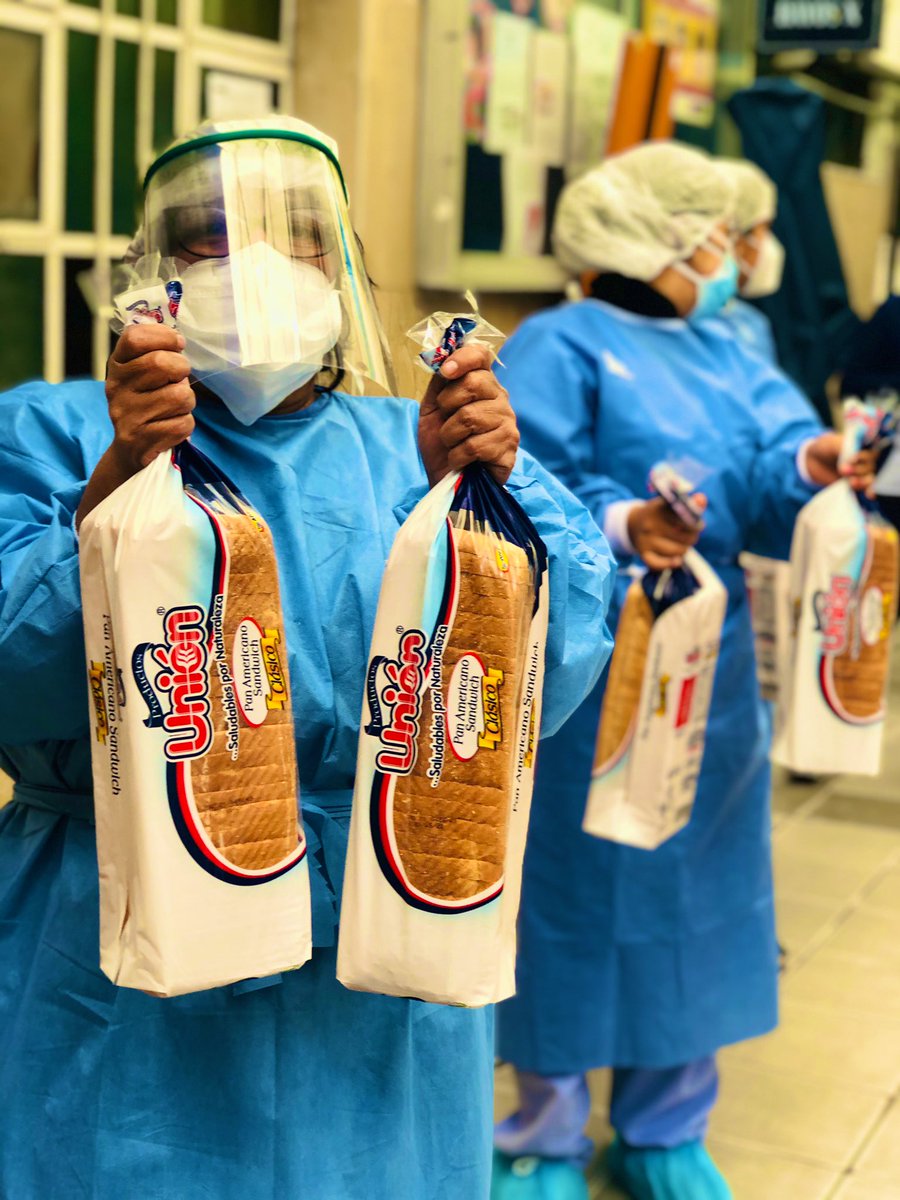 union_pe's tweet photo. Son 1100 trabajadores del Hospital de Vitarte, que fueron reconocidos por su valerosa labor que vienen realizando con compromiso y esfuerzo. 👩🏻‍⚕️👨🏼‍⚕️

¡Gracias por su trabajo! 💪🏻

#JuntosSaldremosDeEsta 🇵🇪 https://t.co/iGzr4UzJOq