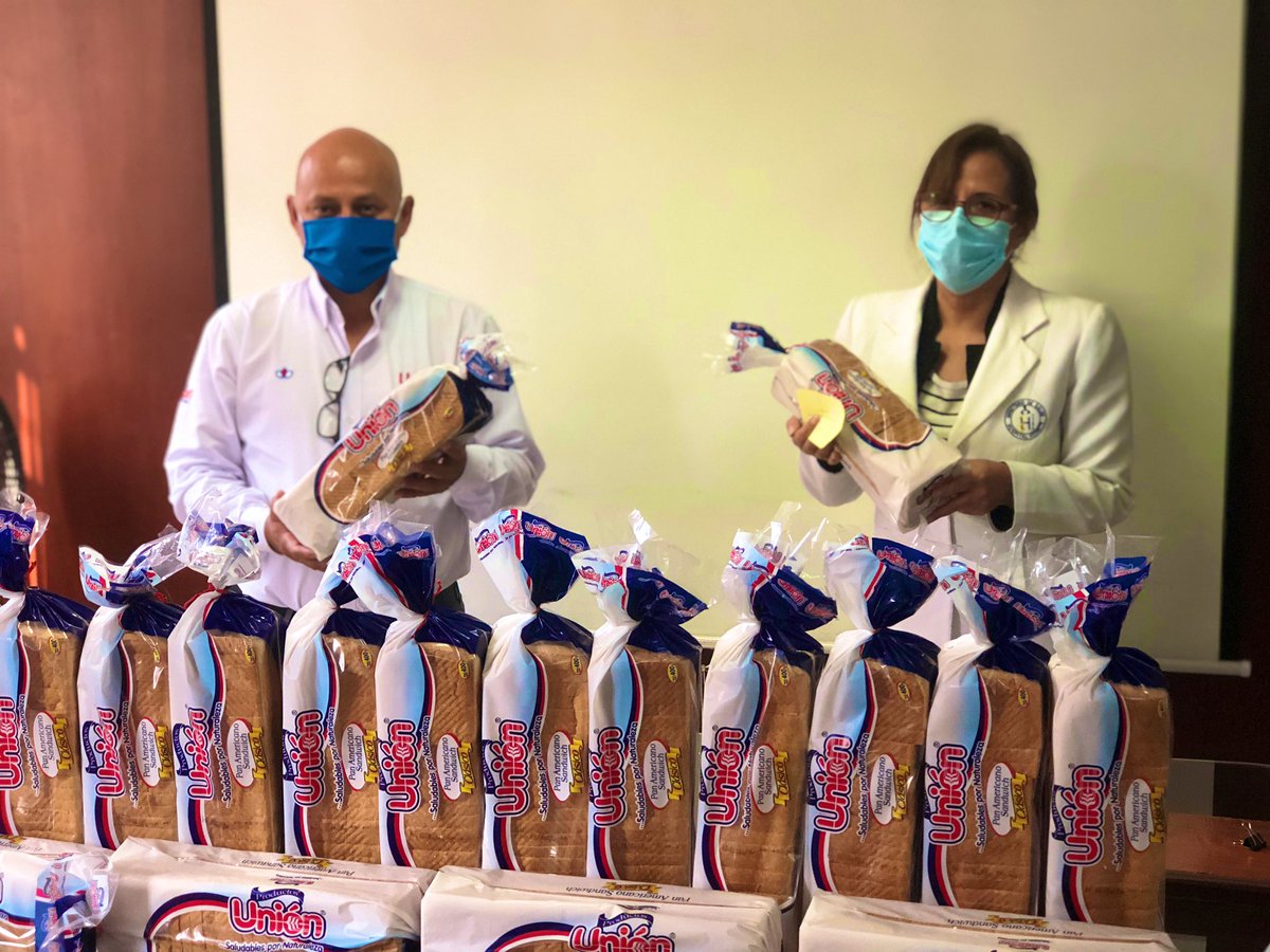 union_pe's tweet photo. Son 1100 trabajadores del Hospital de Vitarte, que fueron reconocidos por su valerosa labor que vienen realizando con compromiso y esfuerzo. 👩🏻‍⚕️👨🏼‍⚕️

¡Gracias por su trabajo! 💪🏻

#JuntosSaldremosDeEsta 🇵🇪 https://t.co/iGzr4UzJOq