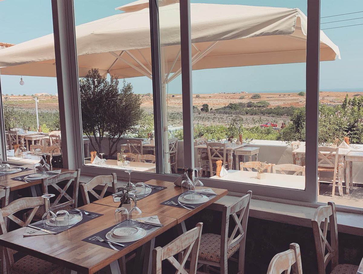 dpen_cc's tweet image. Very little rain so they get moisture from soil. A good part of the island vines growing #santoriniwine