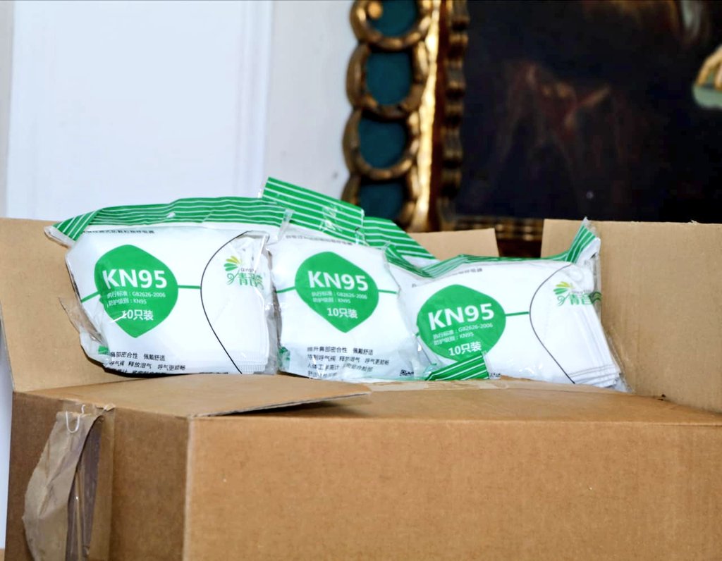 La salud de nuestros profesionales es una prioridad. Entregamos equipo de protección personal y pruebas serológicas para el equipo del Hospital Santo Tomás.
Entre estos:
✅ 2,000 mascarillas de 4 tiras. 
✅ 2,000 mascarillas KN95.
✅ 1,000 Batas.
✅ 500 Pruebas serológicas.