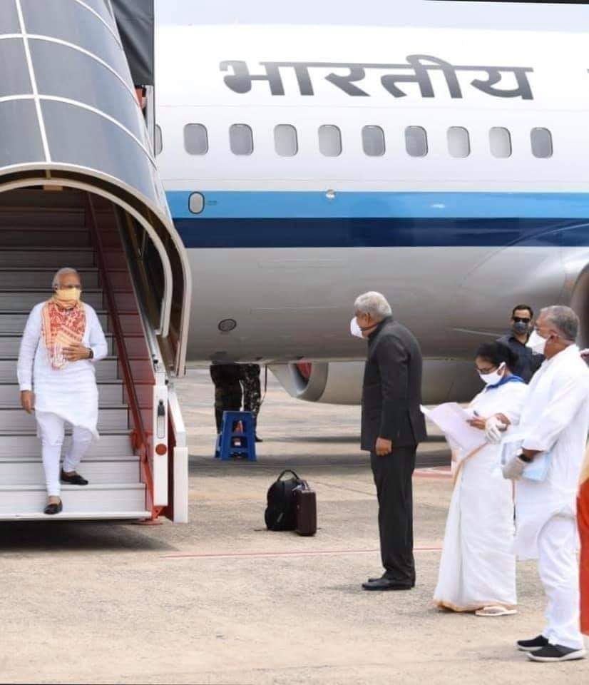 sayantansunnyg's tweet photo. Life goal: To be as unperturbed by self-important men in life as Mamata Banerjee in this picture https://t.co/xLxcfS3Mkj