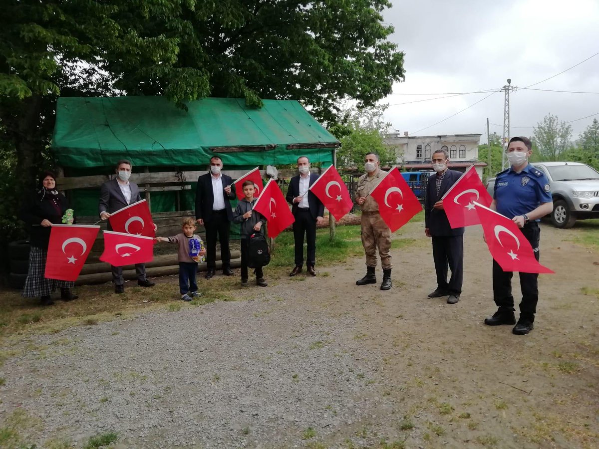 *GURUR
Okulumuzun başarılı sporcularından olan ve ilimizi temsilen Türkiye GÜREŞ şampiyonasına hazırlanan öğrencimiz Samed TURAN'a 19 Mayıs etkinlikleri kapsamında Kaymakam Meriç DİNÇER ve ilçe protokolü ziyaret ederek moral ve çeşitli hediyeler verdiler. <a href="/CoskunESEN57/">Coşkun ESEN</a> <a href="/alidgn55/">Ali Doğan</a>