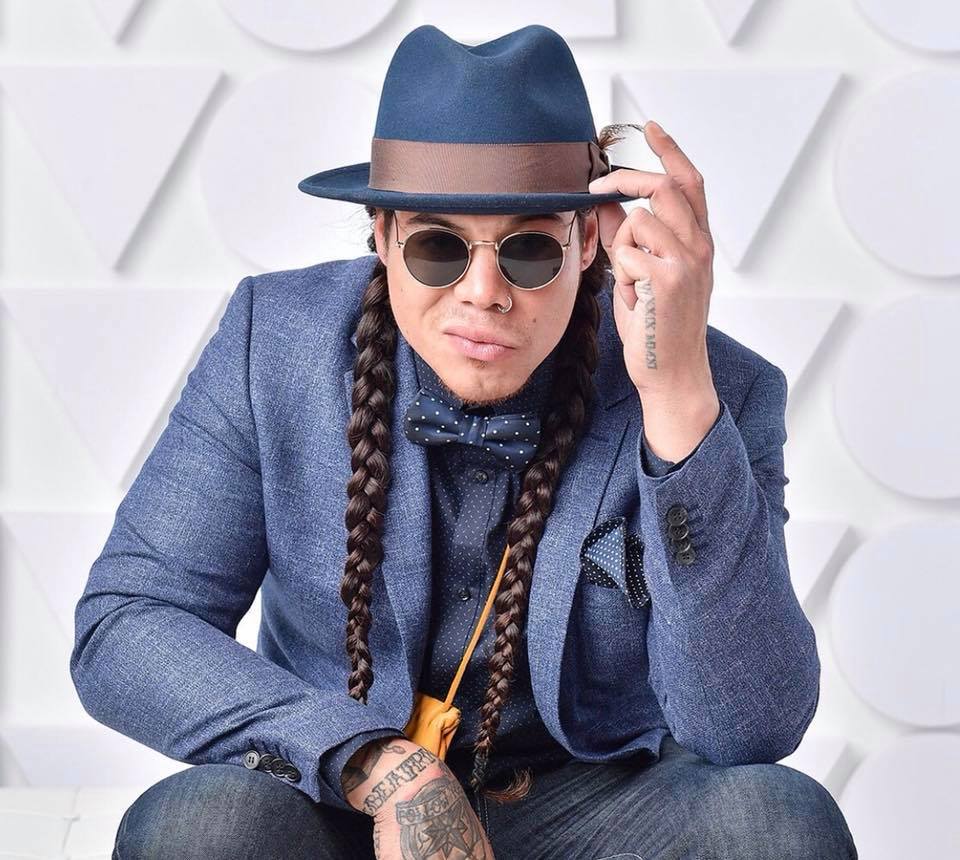 HamArtsCouncil's tweet photo. 🚨 LOGAN STAATS LIVE at 4PM TODAY 📲
Logan's performance is in support of the Hamilton Artists Relief Fund 😎
🌐https://t.co/STNP0v1GHq
"Staats is hell bent on raising the bar for #indigenous/mainstream crossover #music"
#HamOnt #HARF2020 #HamOntMusic https://t.co/eBLgdbKNgS