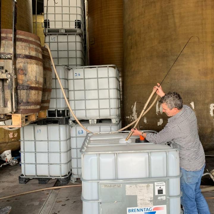 CockageeCider's tweet photo. Barrel games. Decanting 2018 vintage Ashton Bitter #cider went into barrels at 7.3%vol. #irishcider powerful stuff #realcider https://t.co/q9kOZWMz9b