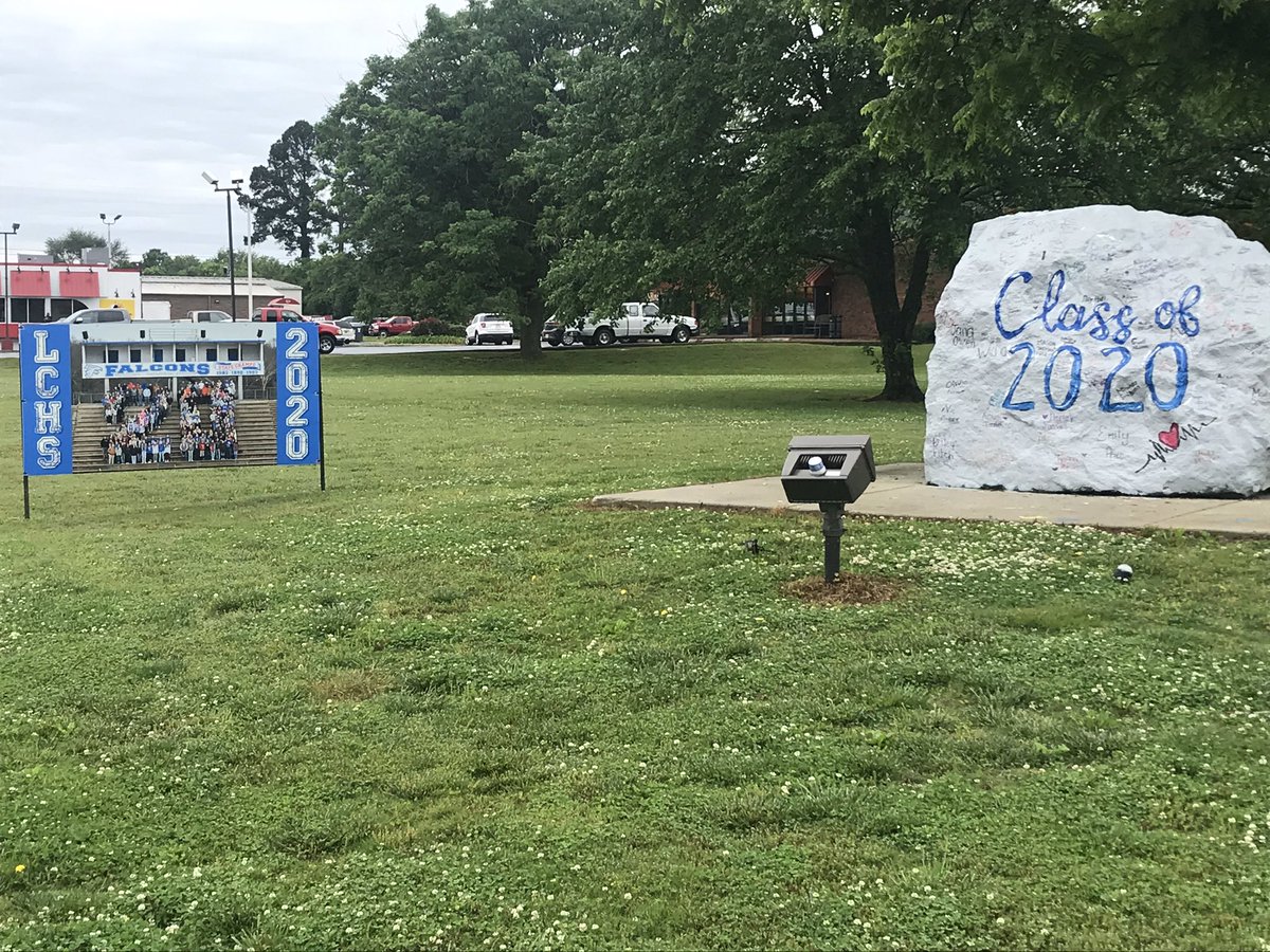 yearbooklchs's tweet photo. Surprise!!
💙Happy Graduation Day!!❤️
Congratulations, LCHS class of 2020!!

📸: Paul Henry
Sign: NDesign https://t.co/p8lsDrrfyt