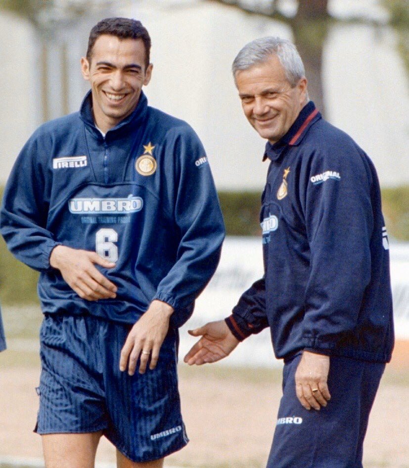 youridjorkaeff's tweet image. Se ne è andato oggi uno di noi,uno che è venuto all'Inter con la sua umiltà e grandezza.È arrivato il primo giorno e davanti a tutti i campioni ha preso la parola " sono fiero di essere il vostro allenatore"Da quel momento è diventato la nostra guida verso la vittoria.Forza GIGI.