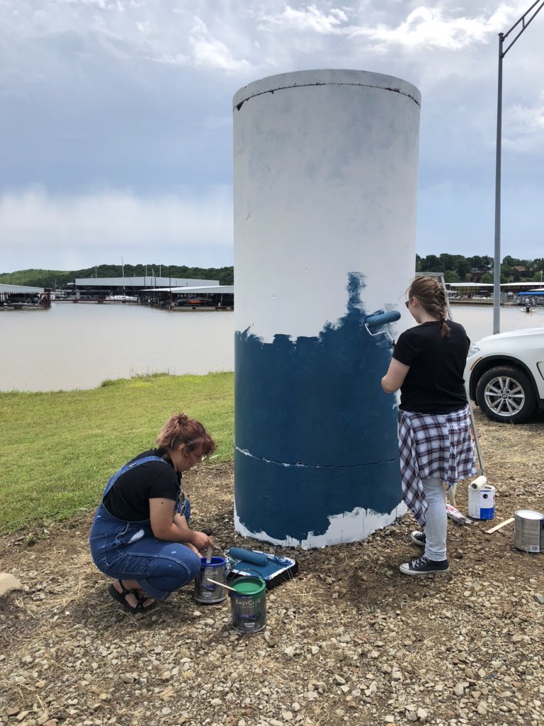 EAST_EufaulaKTC's tweet photo. Eufaula KTC EAST students, Tristen Burns, Rachael Brown, and Nadia Gaylor, are painting their digital art, on the manhole, at Eufaula Cove Marina. Another EAST project! #EASTIntiative https://t.co/NOqYyh5gEF