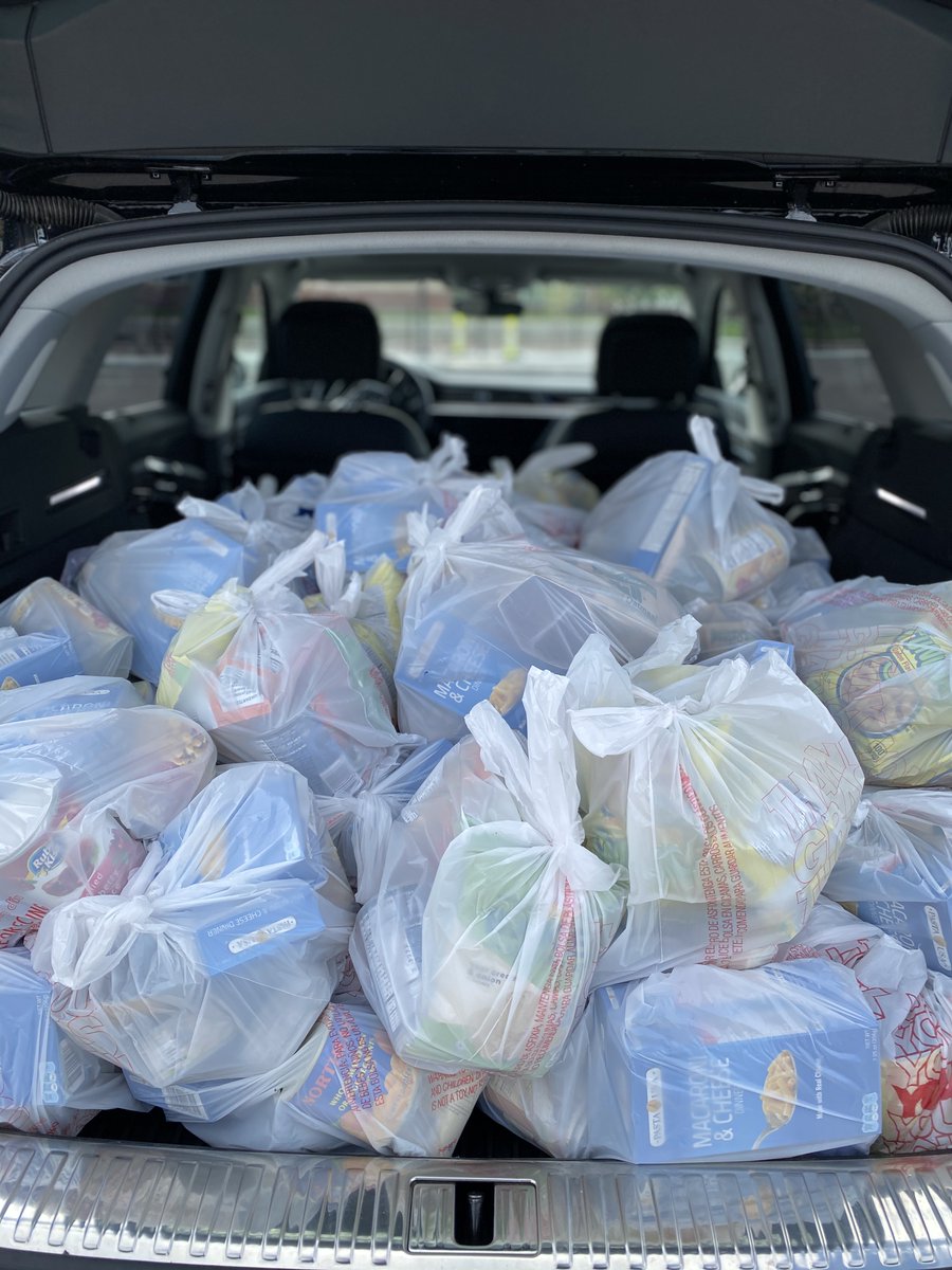 AspenSnowmass's tweet photo. We’d like to give a huge thank you to the Roaring Fork School District for continuing to provide lunches for our kids. And thank you to our partner @Audi for making your E Tron hotel vehicles available for us to help in the delivery process. #AspenTogether https://t.co/CVOGdfZ4dV