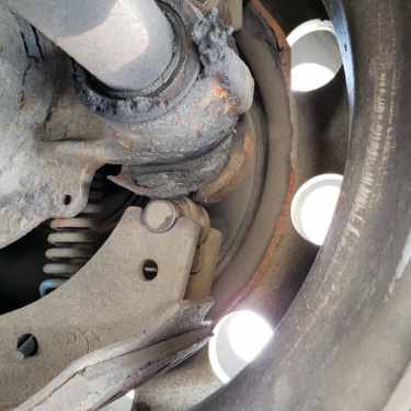 140_local_MTO's tweet photo. #WindsorTIS #MTOEnforcement @CVSA #RoadSafety 5 of 10 brakes not functioning properly on the combination loaded with steel! 1 brake missing a drum! @C_Mulroney @fordnation #InThisTogether https://t.co/nQDZU0jfky