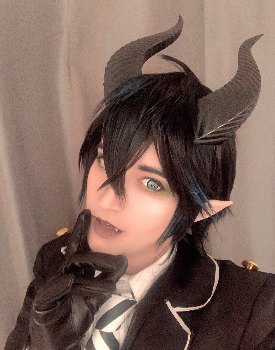 LaurianeFrance's tweet photo. Cosplay Test as malleus from twisted wonderland
The lenses are not correct (it’s normal because I’m waiting for the good green color). 
And the jacket is from chougi (touken ranbu 😂)

#ツイステ　#ツイステコスプレ　#testcosplay https://t.co/xBeLzixOSK