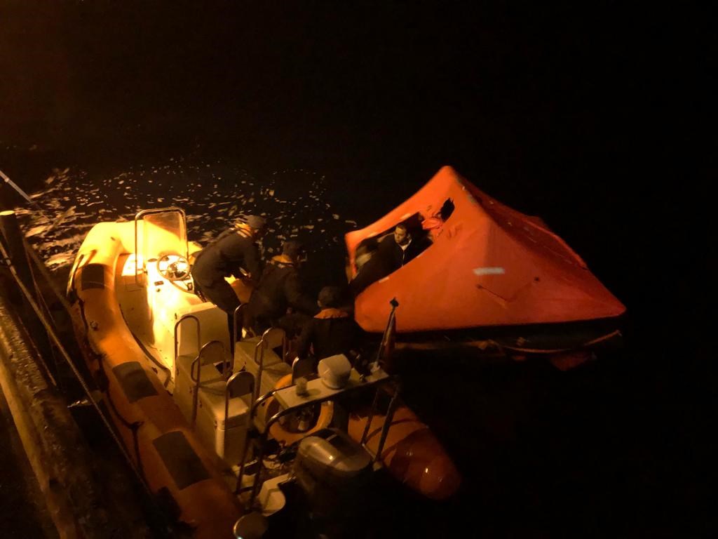 1. In late March, such strange images started to circulate. During the last six weeks,  @NiamhKTabbal and I have been investigating the story behind them. Today  @just_security publishes our work.  https://www.justsecurity.org/70309/tents-at-sea-how-greek-officials-use-rescue-equipment-for-illegal-deportations/