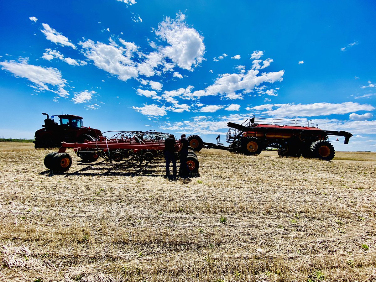 millatime99's tweet photo. Demo time ...  @VaderstadCanada Seedhawk 70-12 with 800 iCon, led by @Case_IH 580Q. @RMEHQ Moosomin https://t.co/851Gbe07wM